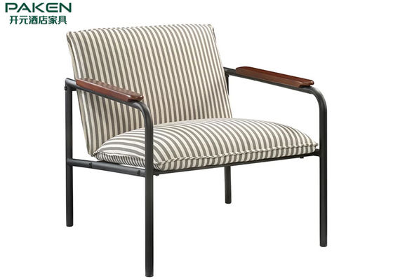 Minimalistyczny fotel z pojedynczym salonem Żelazna rama z poduszką z powrotem Łatwy do umieszczenia w antycznym stylu